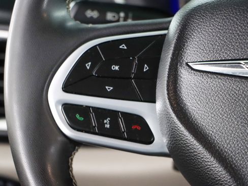 Used 2023 Chrysler Pacifica Touring-L image 13