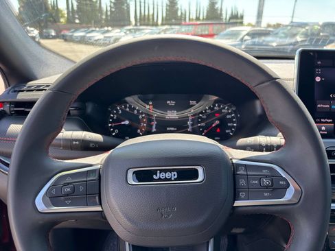 Used 2025 Jeep Compass Trailhawk AWD/4WD image 21