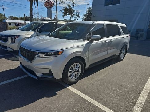Used 2023 Kia Carnival LX image 2