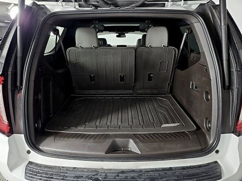 Used 2023 GMC Yukon XL SLT w/ SLT Premium Package RWD image 30