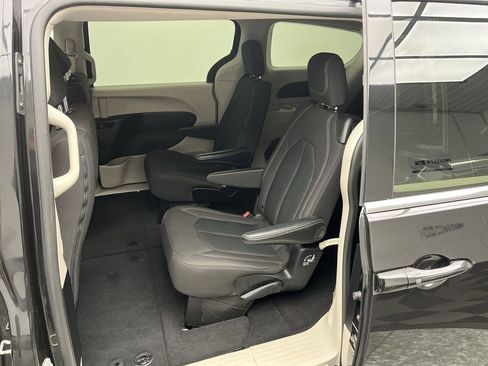 Used 2023 Chrysler Voyager LX image 10