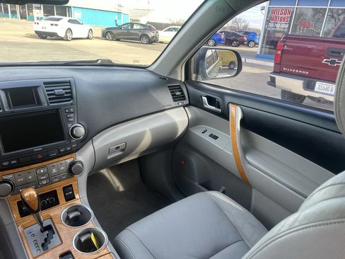 Used 2010 Toyota Highlander Limited image 25