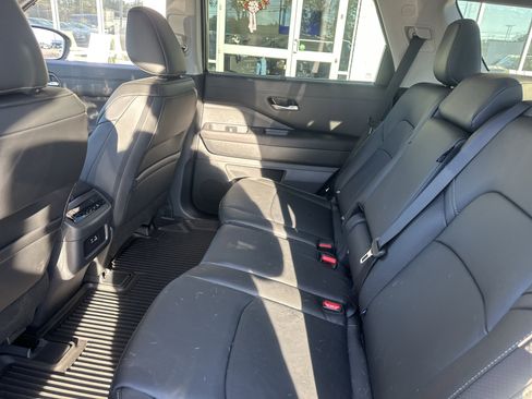 Used 2025 Nissan Pathfinder SL image 12