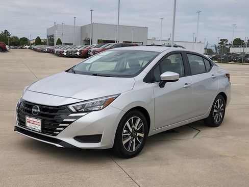 Used 2025 Nissan Versa SV image 3