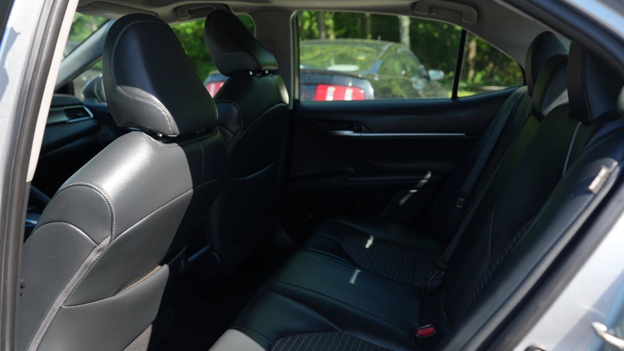 Used 2018 Toyota Camry SE w/ Moonroof Package FWD image 16