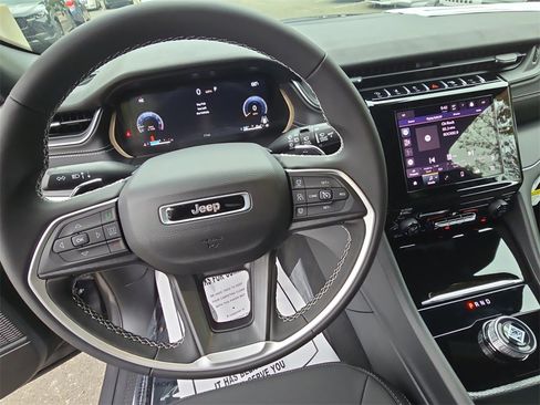 New 2025 Jeep Grand Cherokee Laredo image 16