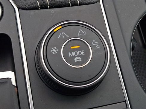 Used 2023 Volkswagen Atlas SE image 24