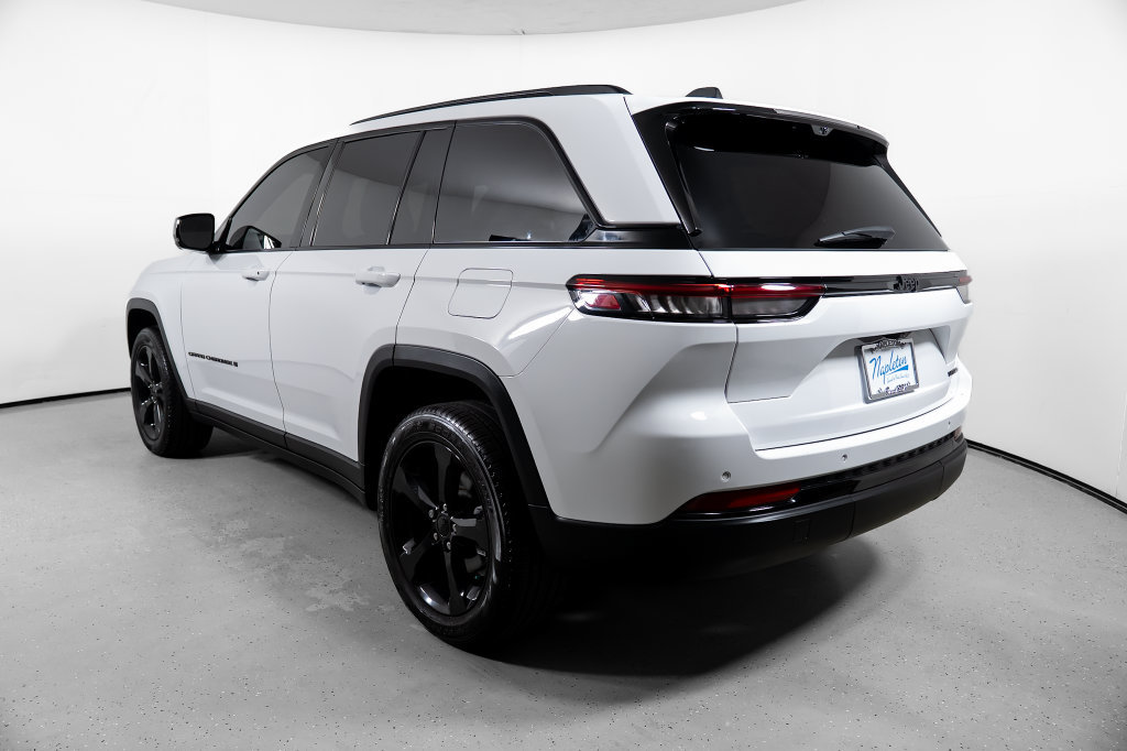 Used 2023 Jeep Grand Cherokee Limited w/ Luxury Tech Group II RWD image 12