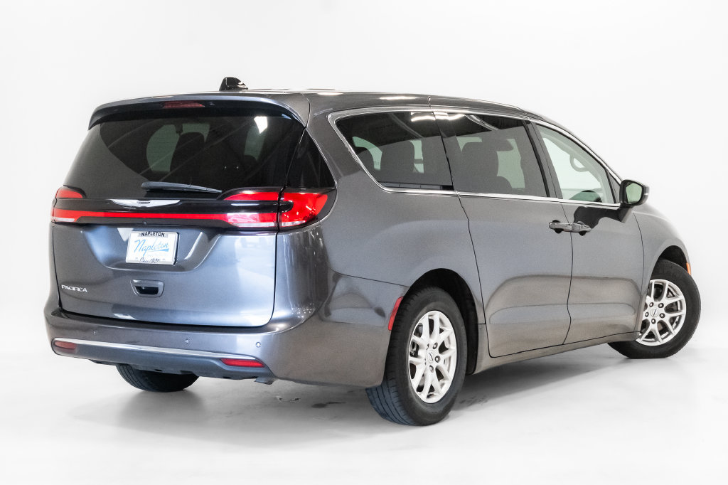 Used 2023 Chrysler Pacifica Touring-L FWD image 28