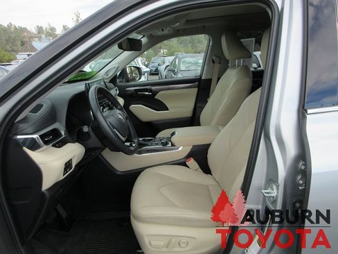 Used 2023 Toyota Highlander Platinum image 13
