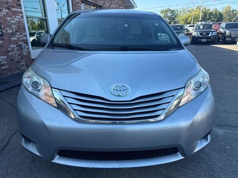 Used 2016 Toyota Sienna LE FWD image 2