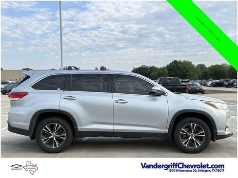 Used 2019 Toyota Highlander LE FWD image 3