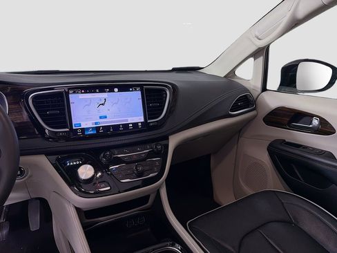 Used 2023 Chrysler Pacifica Limited image 27