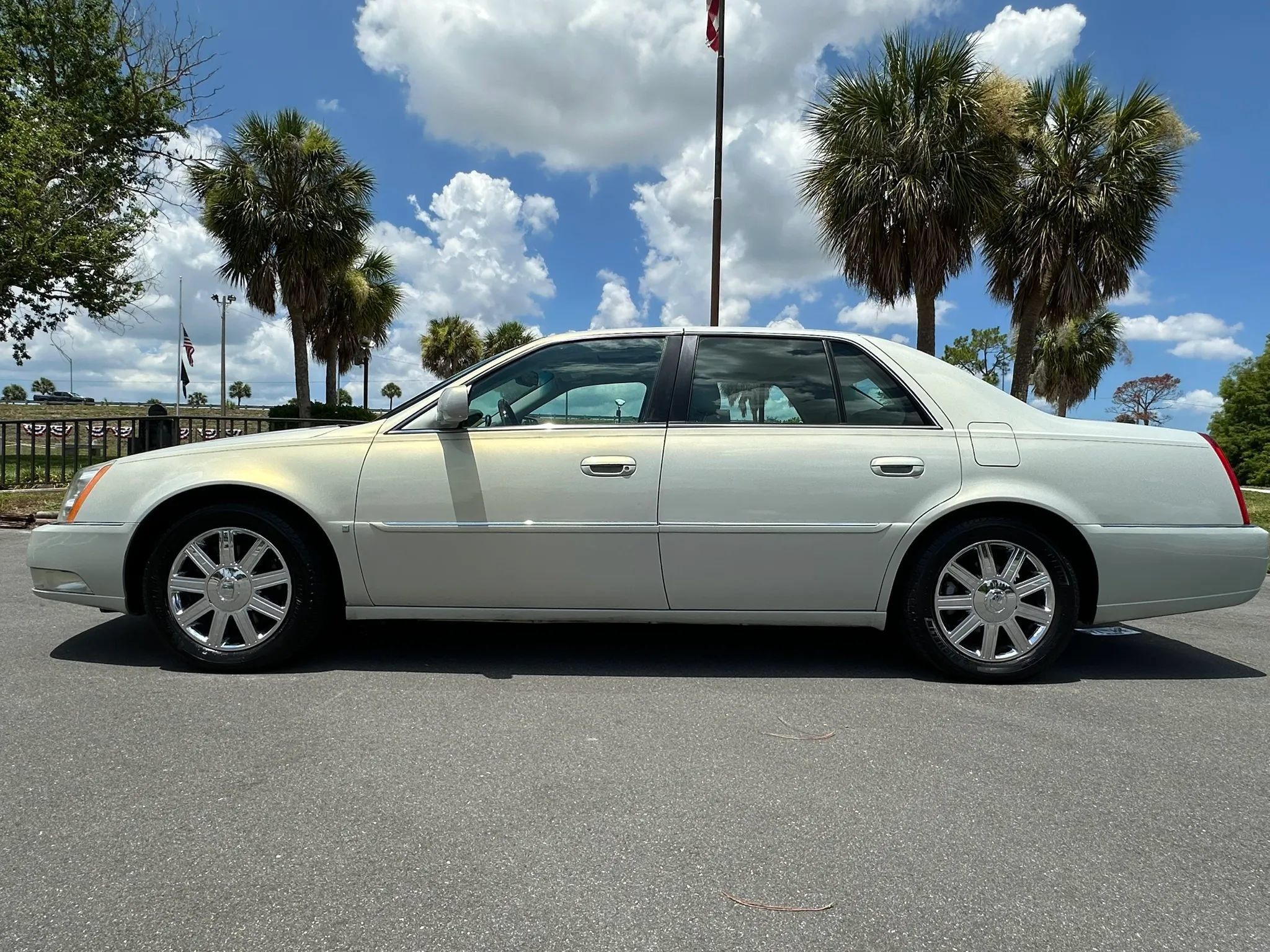 Used 2010 Cadillac DTS Luxury FWD image 9