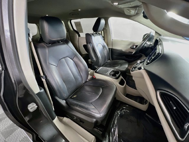 Used 2020 Chrysler Pacifica Touring-L Plus FWD image 30