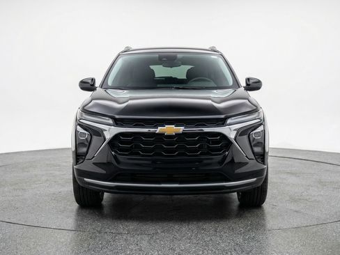 Used 2025 Chevrolet Trax LT image 2