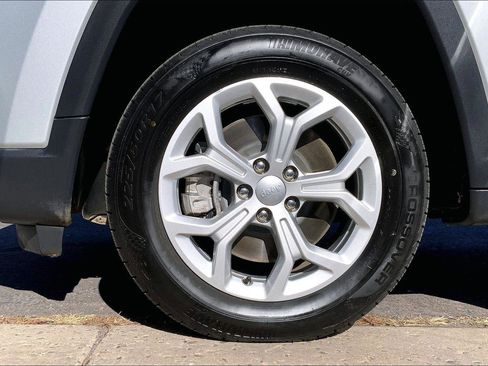 Certified 2024 Jeep Compass Latitude image 9