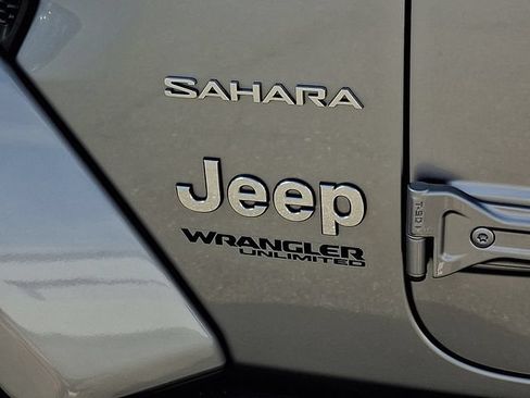 Used 2021 Jeep Wrangler Unlimited Sahara w/ LED Lighting Group AWD/4WD image 31