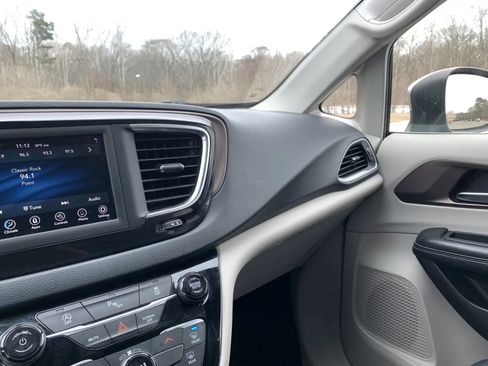 Used 2020 Chrysler Voyager Lxi w/ Cold Weather Group image 15