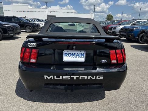 Used 2004 Ford Mustang Convertible RWD image 4