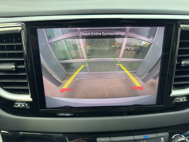 Used 2023 Chrysler Pacifica Touring-L FWD image 4