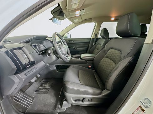 Used 2024 Nissan Pathfinder SV image 13