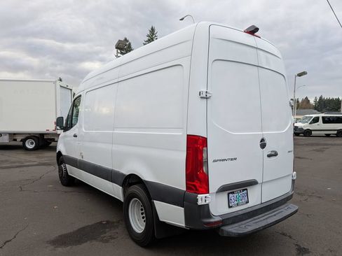 Used 2019 Freightliner Sprinter 2500 RWD image 5