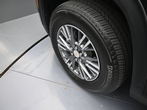 Used 2025 Chevrolet Traverse LT FWD image 36