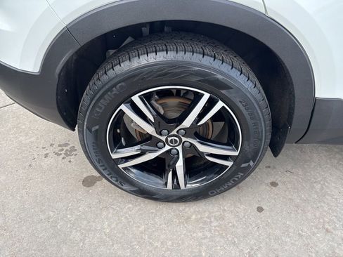 Certified 2023 Volvo XC40 B5 Plus w/ Protection Package AWD/4WD image 15