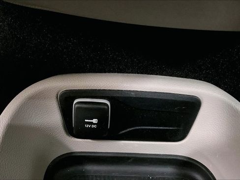 Used 2024 Chrysler Pacifica Select image 15