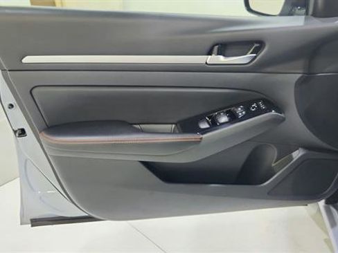 Certified 2025 Nissan Altima 2.5 SR FWD image 18