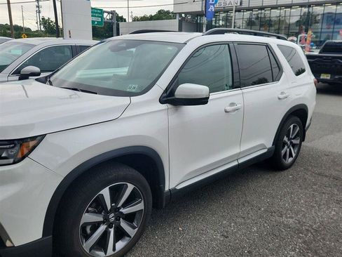 Used 2024 Honda Pilot Touring image 1