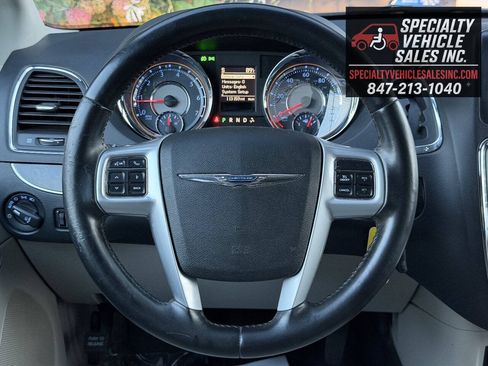Used 2013 Chrysler Town & Country Touring FWD image 37