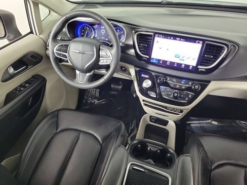 Used 2023 Chrysler Pacifica Touring-L FWD image 15