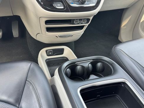 Used 2023 Chrysler Pacifica Touring-L FWD image 17