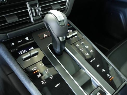 Certified 2025 Porsche Macan AWD/4WD image 24