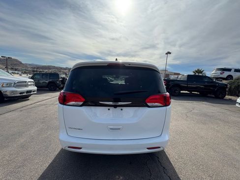 Used 2023 Chrysler Voyager LX image 4