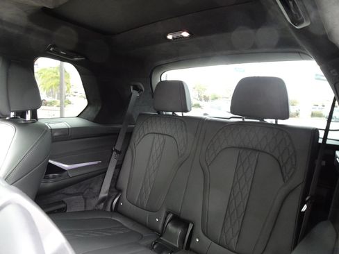 Used 2024 BMW X7 xDrive40i w/ M Sport Package AWD/4WD image 15