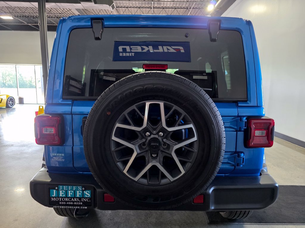 Used 2024 Jeep Wrangler Unlimited Sahara w/ Technology Group AWD/4WD image 5