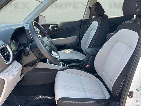 Used 2025 Hyundai Venue SEL FWD image 9