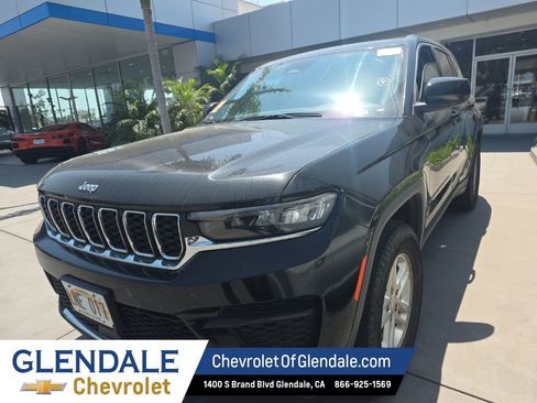 Used 2023 Jeep Grand Cherokee Laredo AWD/4WD image 2