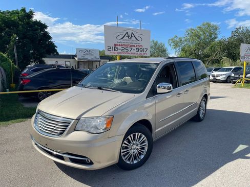 Used 2013 Chrysler Town & Country Touring-L w/ Entertainment Group #2 FWD image 1