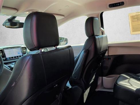 Used 2023 Chrysler Pacifica Touring-L FWD image 15