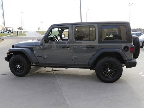 Used 2023 Jeep Wrangler Sport S image 3