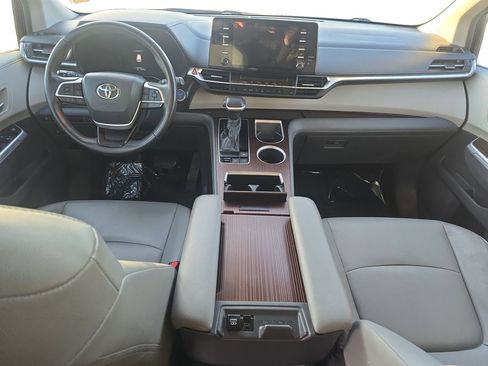 Used 2022 Toyota Sienna XLE image 11