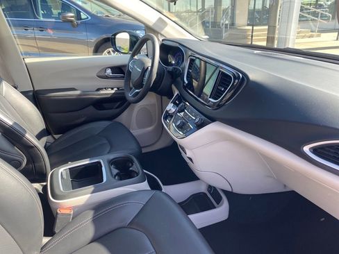 Used 2024 Chrysler Pacifica Touring-L FWD image 23