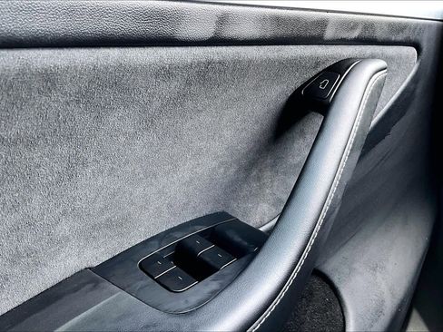 Used 2025 Tesla Model Y Long Range RWD image 32