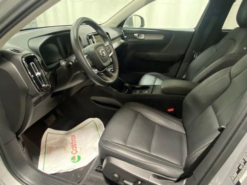 Used 2025 Volvo XC40 B5 Core image 10