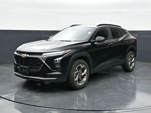 Used 2025 Chevrolet Trax LT w/ LT Convenience Package FWD image 3