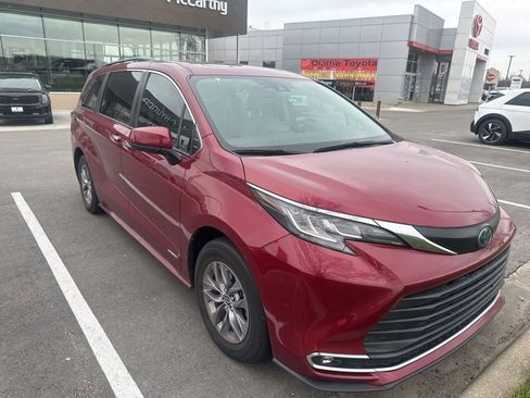 Used 2021 Toyota Sienna XLE w/ XLE Plus Package image 2